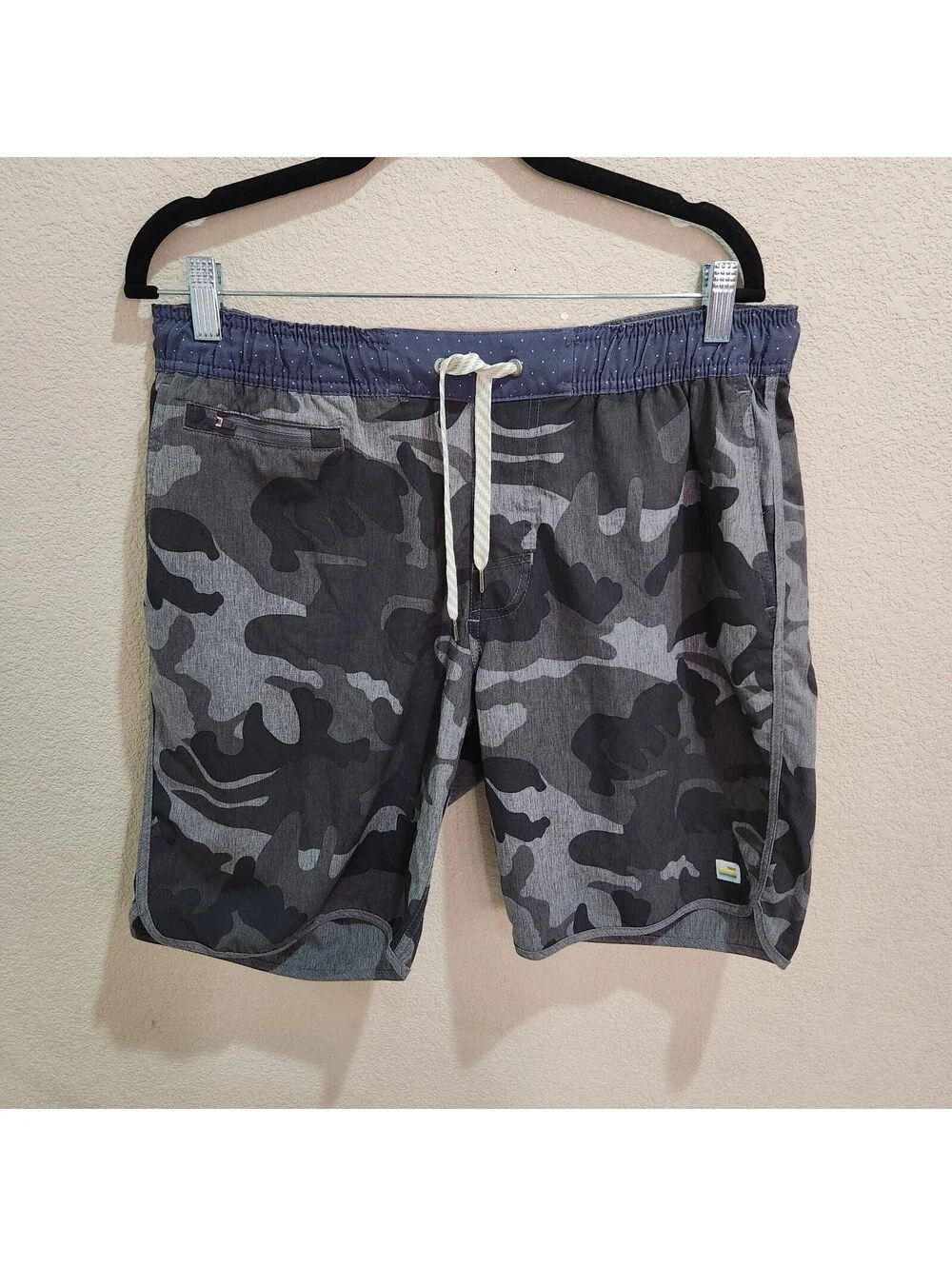 Vuori The Banks Short Mens M Medium 8.5 Gray Camo Camouflage Boardshorts V315
